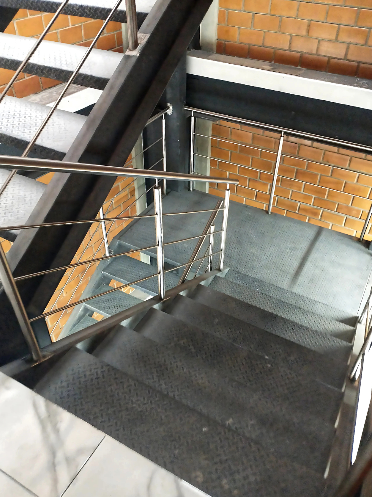 Barandal satinado inoxidable en escaleras de bodega industrial