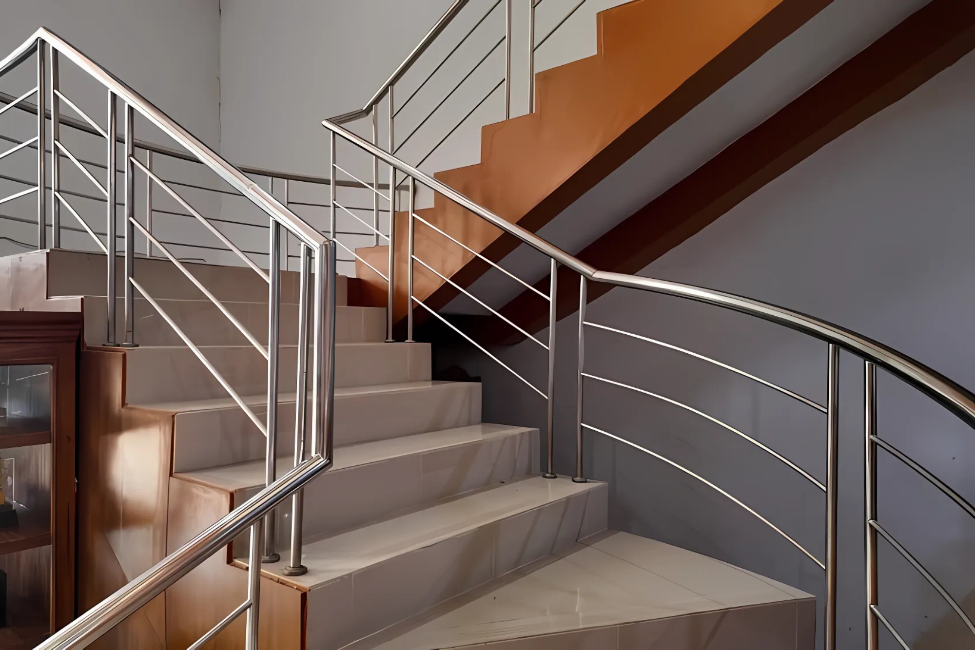 Barandal de acero inoxidable con tres resguardos, en escalera con laterales de madera, en casa recién remodelada