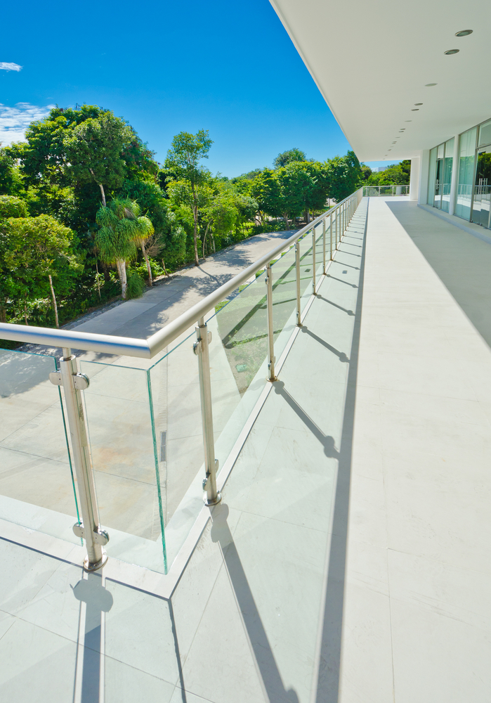 Plaza comercial en zona de alta plusvalía, barandal de vidrio templado con acero inoxidable