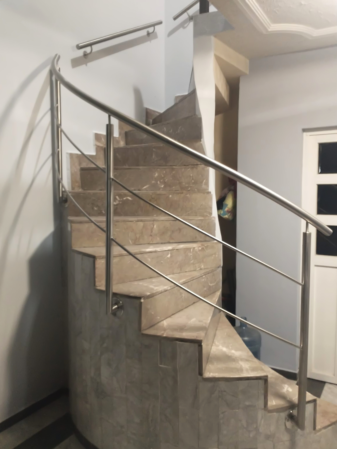 Escaleras de caracol con barandal de acero inoxidable satinado