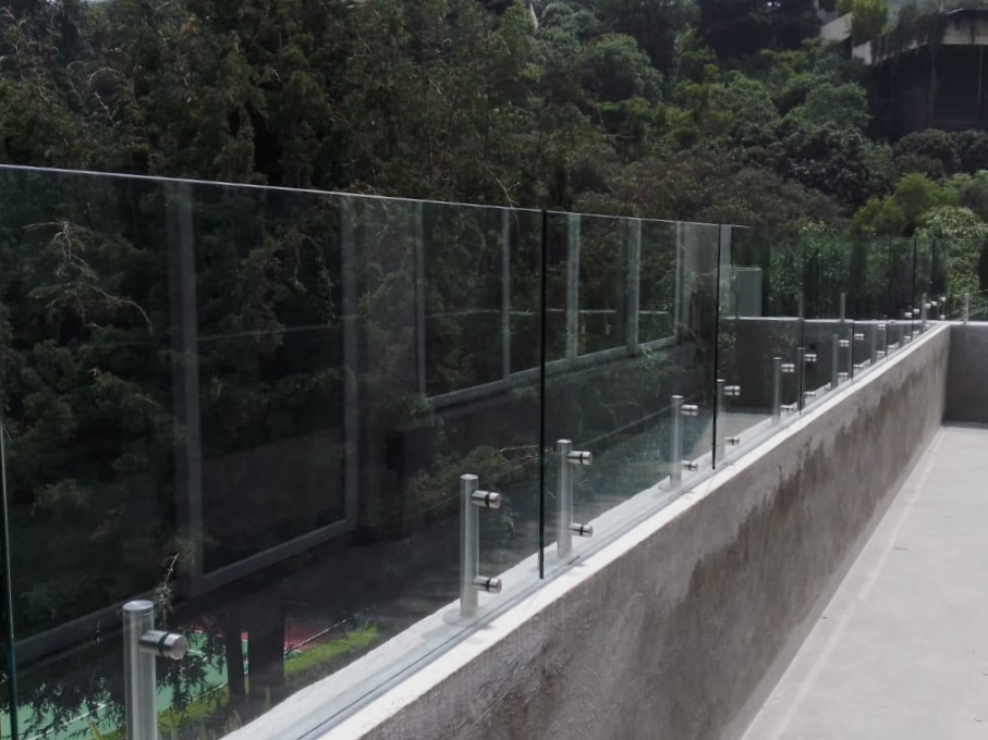 Barandal de vidrio templado con postes inoxidables en roof garden panorámico