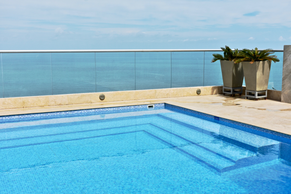 Barandal a orilla de alberca, en hotel boutique