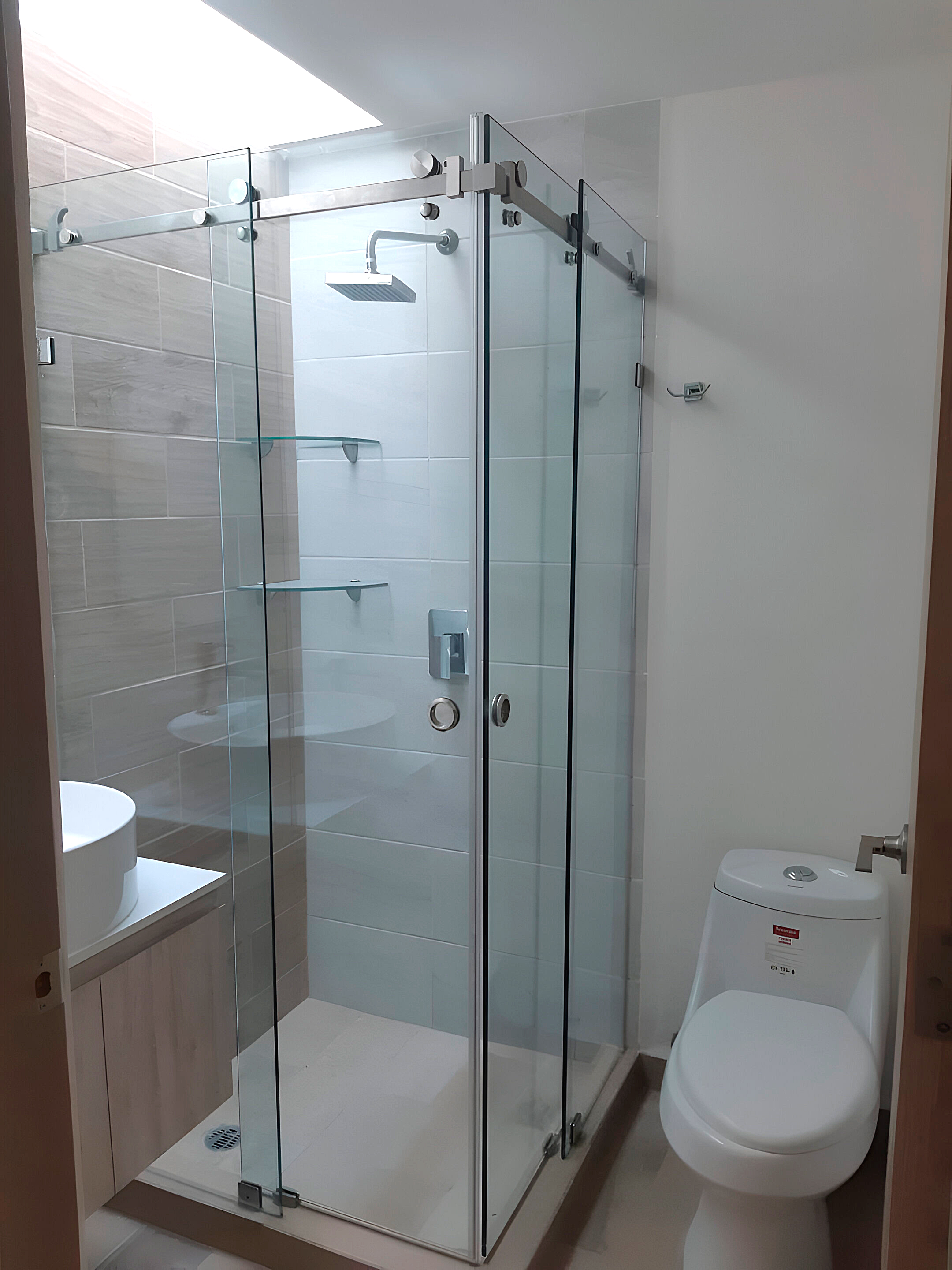 Cancel de vidrio templado esquinero con herrajes inoxidable y puertas corredizas