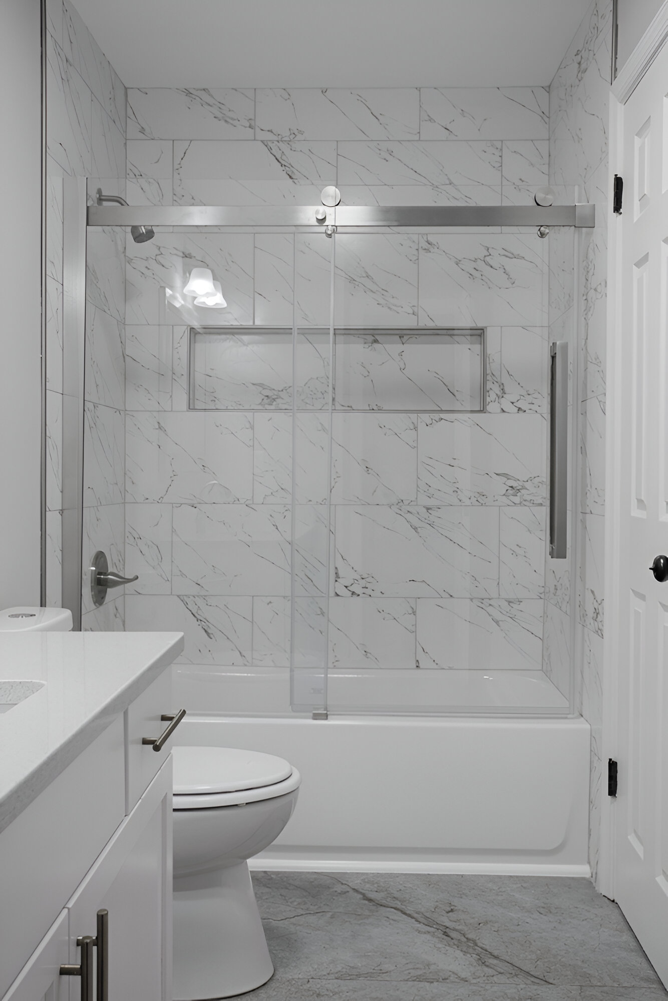 Cancel corredizo templado para ducha en baño con mármol gris