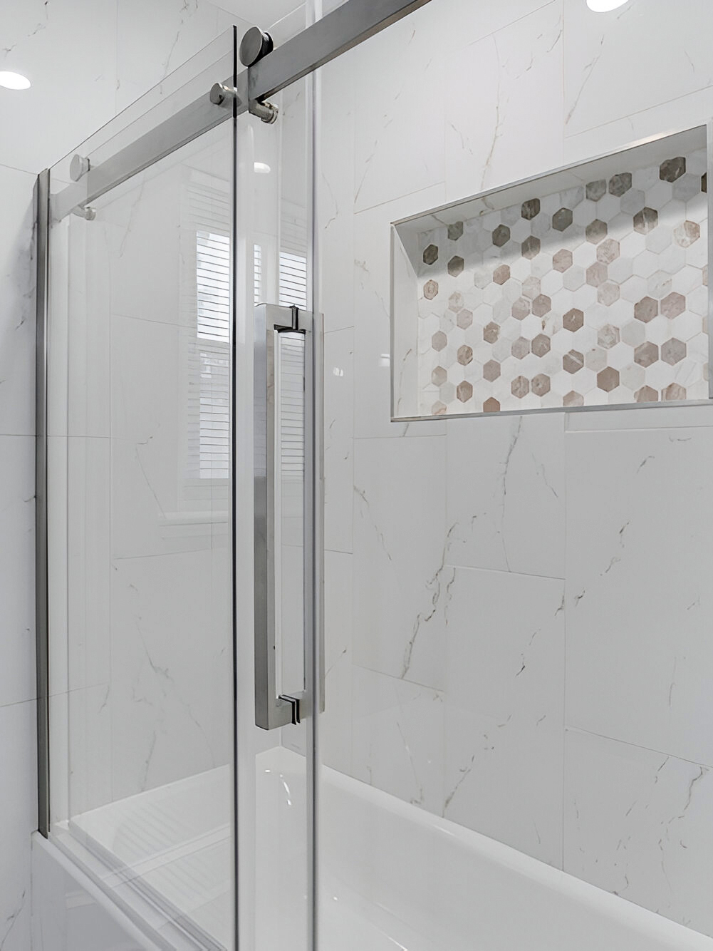 Cancel sobre tina con vidrio templado claro y carril cromado de rodillos