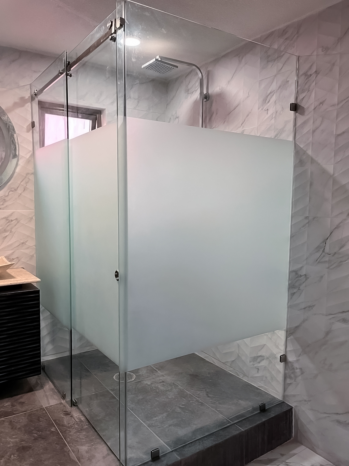 Cancel de regadera con franja esmerilada para privacidad y herrajes ocultos