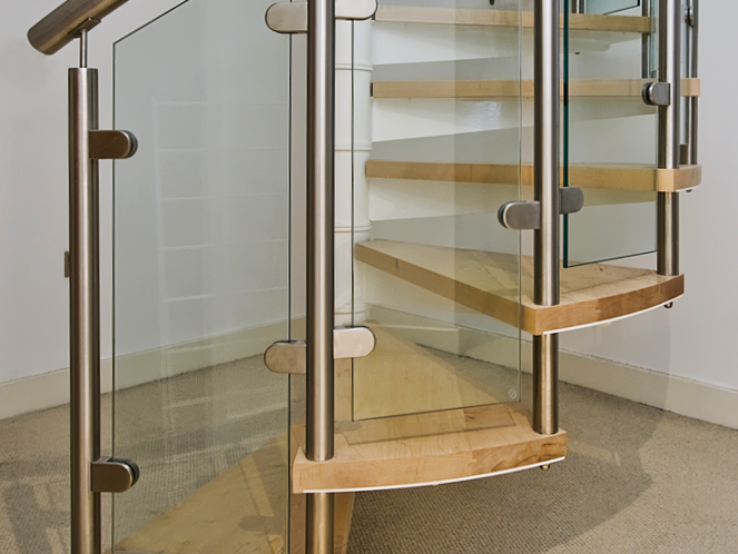 Barandal de vidrio templado en escalera de caracol, fácil limpieza