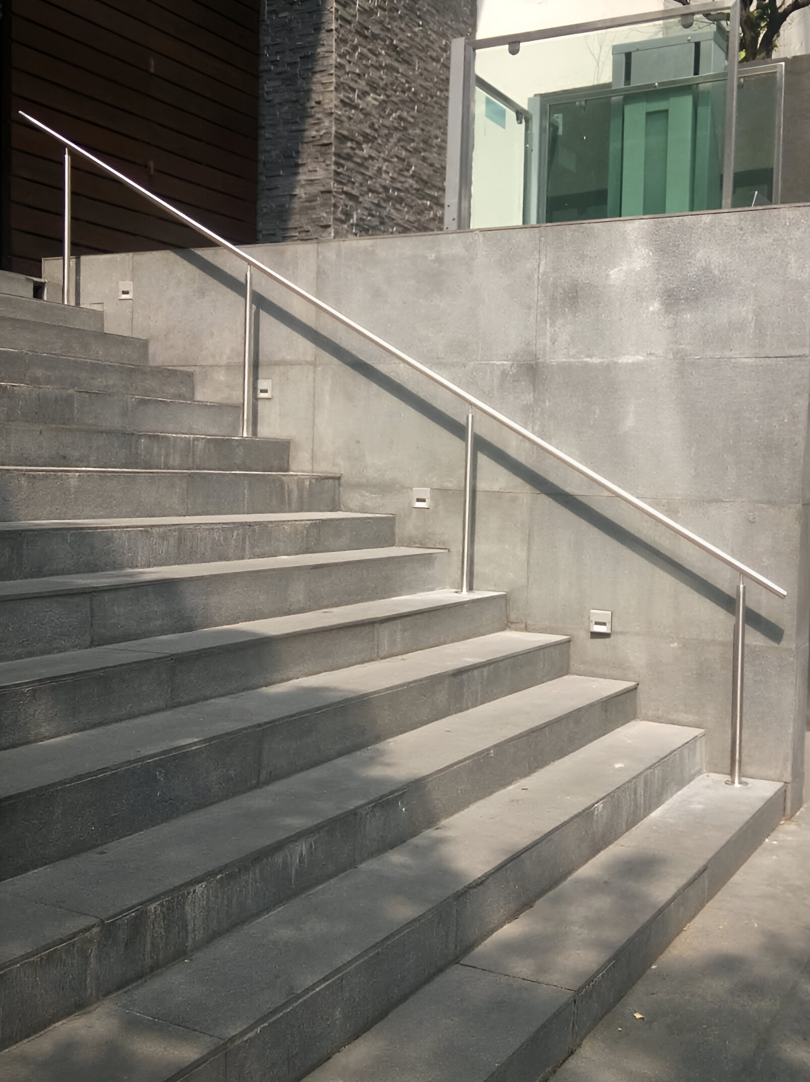 Pasamanos de acero inoxidable minimalista, tubo continuo para escalones de acceso exterior