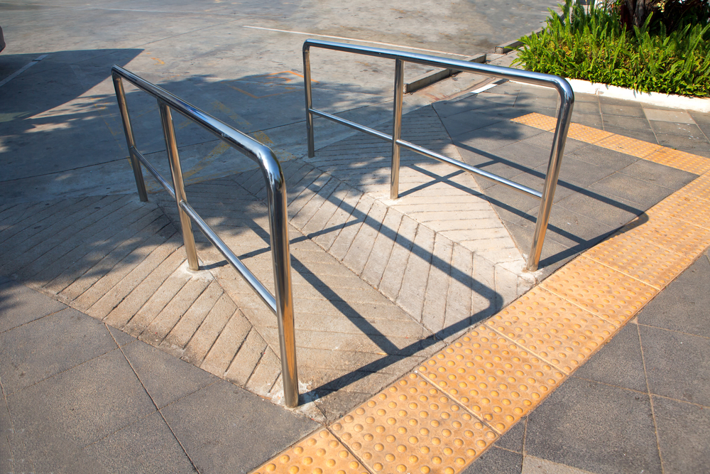 Pasamanos de acero inoxidable en rampa accesible para sillas de ruedas