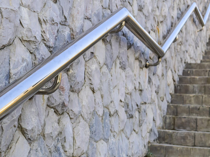 Pasamanos de acero inoxidable en escalera de jardín