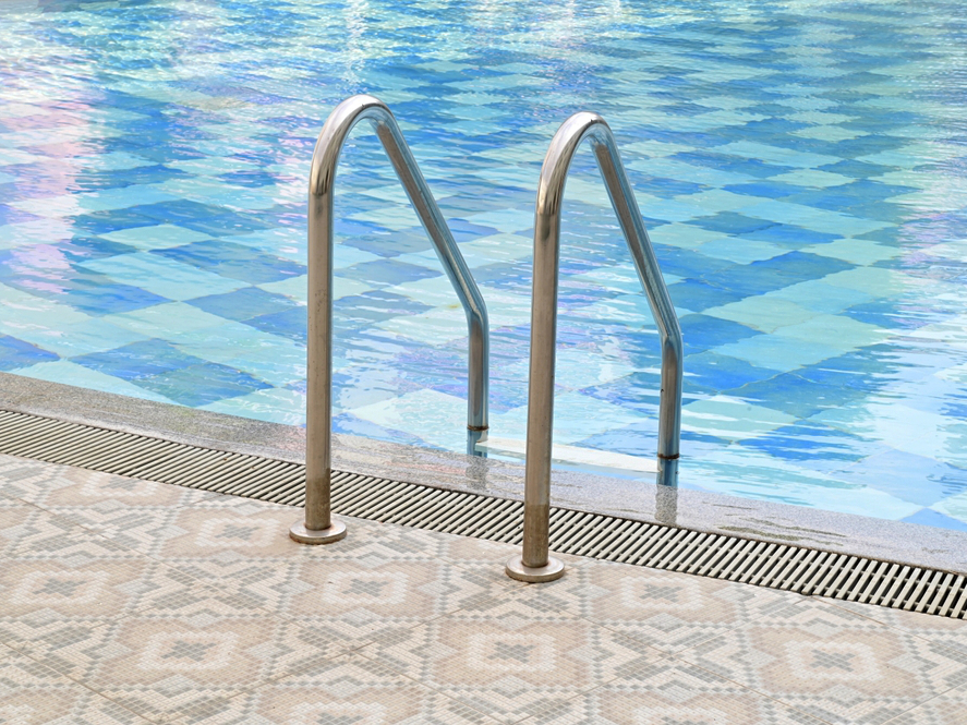 Pasamanos tubular de acero inoxidable como agarradera de acceso en alberca